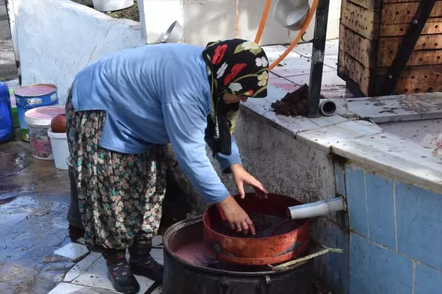 40 Dönümlük Bağda Yetiştiriyor, Geleneksel Yönetmlerle Pekmez Yapıp Satıyor