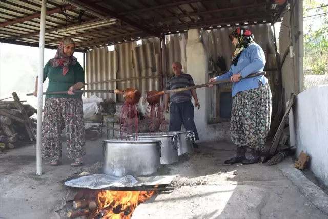 40 Dönümlük Bağda Yetiştiriyor, Geleneksel Yönetmlerle Pekmez Yapıp Satıyor