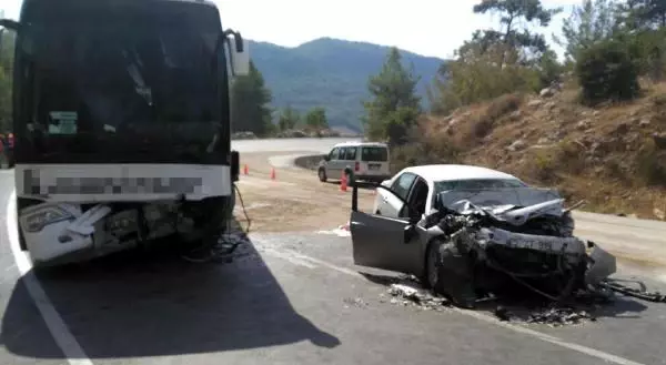 Yolcu Otobüsü ile Otomobil Çarpıştı: 3 Ölü, 2 Yaralı