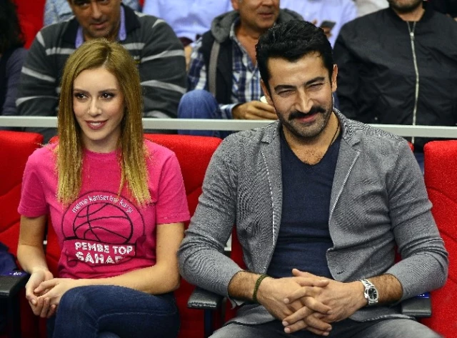 <a class='keyword-sd' href='/sinem-kobal/' title='Sinem Kobal'>Sinem Kobal</a> ve <a class='keyword-sd' href='/kenan-imirzalioglu/' title='Kenan İmirzalıoğlu'>Kenan İmirzalıoğlu</a> Maçta Boy Gösterdi