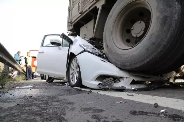 Kocaeli'de Feci Kaza! Otomobil Kamyonun Altında Girdi