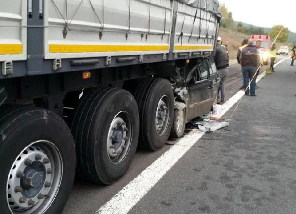 Bolu'da Dehşete Düşüren Kaza! Otomobil TIR'ın Altına Girdi: 2 Yaralı