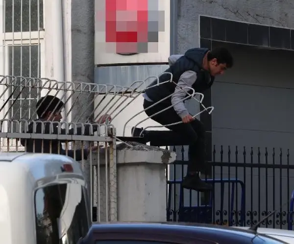 Öğrenciler Ders Saatinde Demirleri Eğip Okuldan Firar Etti