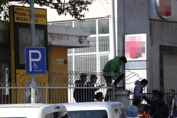 Öğrenciler Ders Saatinde Demirleri Eğip Okuldan Firar Etti