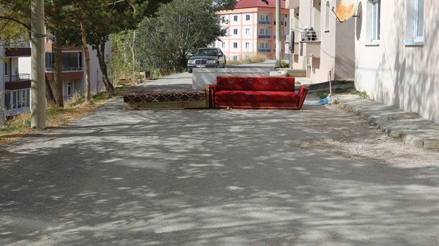 Arsasından Geçen Yolu Çekyatlarla Trafiğe Kapattı