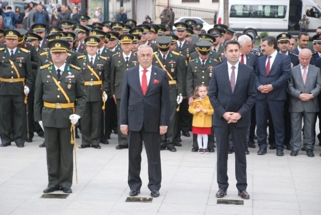 Asker ve Polis İlk Kez Birlikte Çelenk Koydu