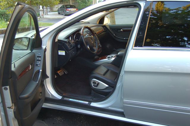 En Geniş Hızlı Aileler İçin Mercedes R63 Amg