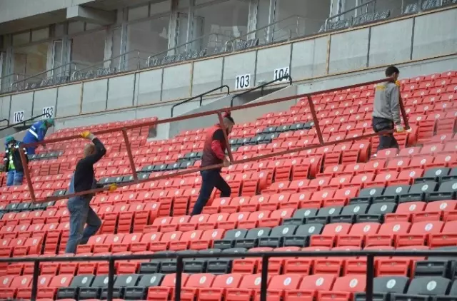 Eskişehirsporlu Taraftar, İşçilerle Birlikte Stadın Maça Yetişmesi İçin Çalışıyor