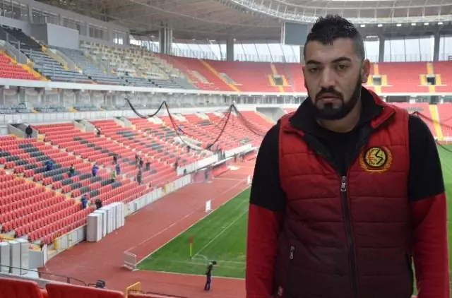 Eskişehirsporlu Taraftar, İşçilerle Birlikte Stadın Maça Yetişmesi İçin Çalışıyor