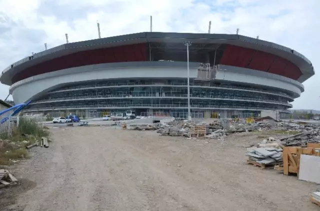 Eskişehirsporlu Taraftar, İşçilerle Birlikte Stadın Maça Yetişmesi İçin Çalışıyor