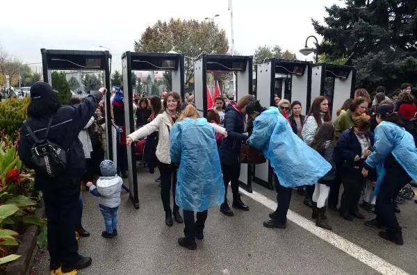 Vatandaşlar Anıtkabir'e Akın Etti, Yoğun Güvenlik Önlemi Alındı