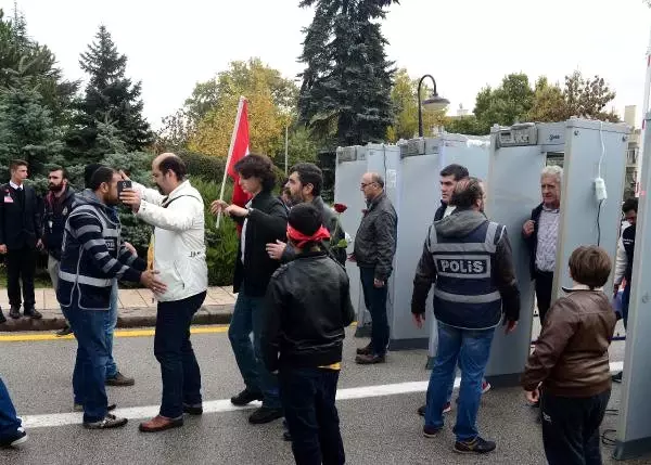 Vatandaşlar Anıtkabir'e Akın Etti, Yoğun Güvenlik Önlemi Alındı