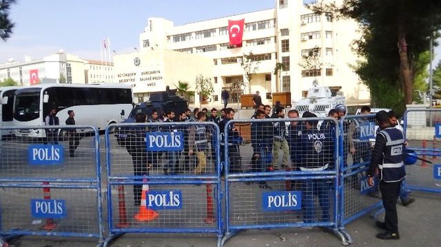 Diyarbakır Büyükşehir Belediyesi Binasına Türk Bayrağı Asıldı