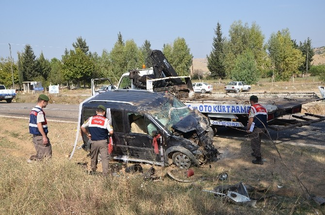 Gelin Arabası ile Otomobil Çarpıştı: 1 Ölü, 3 Yaralı