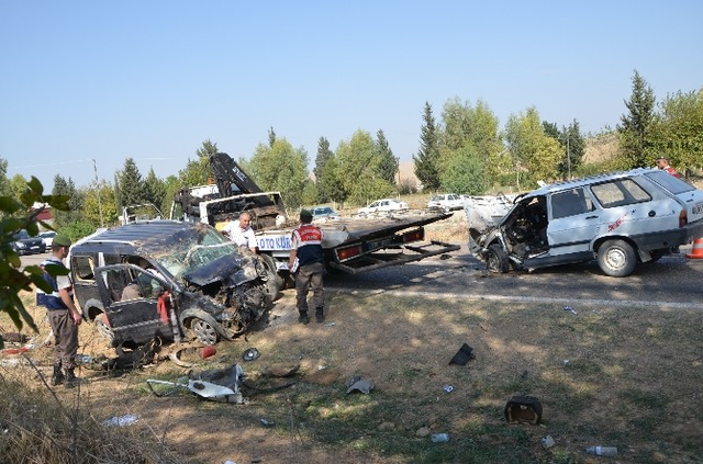 Gelin Arabası ile Otomobil Çarpıştı: 1 Ölü, 3 Yaralı