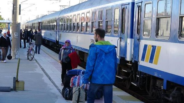 Gurbetçiler Rahat Olduğu İçin Oto Treni Tercih Ediyor