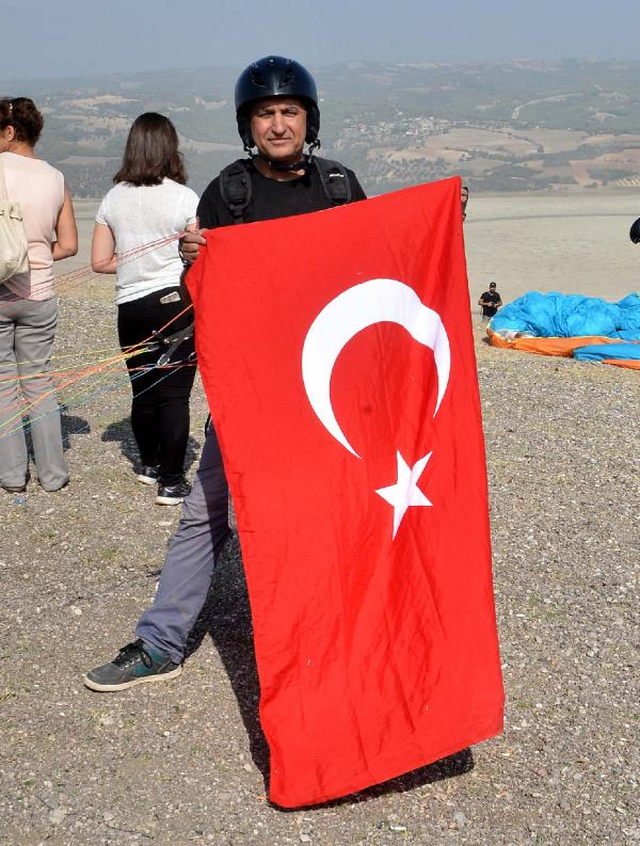 Paraşütçülerin Cumhuriyet Atlayışı Renkli Görüntülere Sahne Oldu