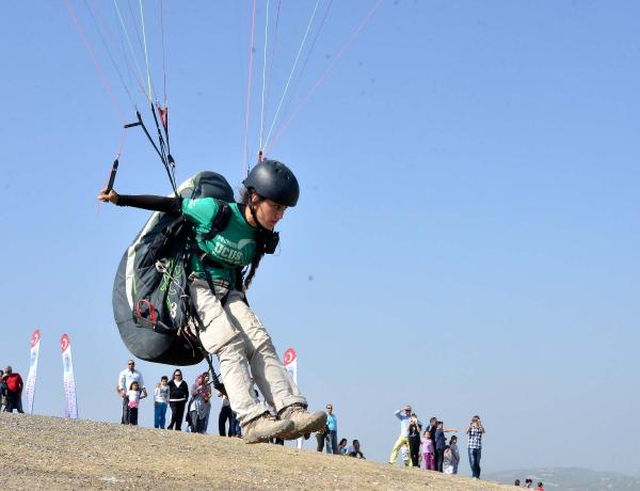 Paraşütçülerin Cumhuriyet Atlayışı Renkli Görüntülere Sahne Oldu
