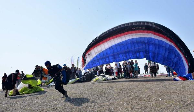 Paraşütçülerin Cumhuriyet Atlayışı Renkli Görüntülere Sahne Oldu
