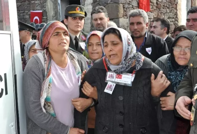 Şehit Annesi Nöbet Tutan Askere Sarıldı, Gözyaşları Sel Oldu