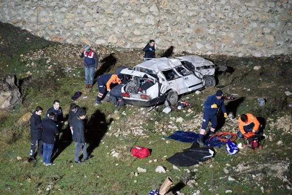 2 Otomobil 20 Dakika Arayla Aynı Yerde Dereye Uçtu: 3 Ölü, 8 Yaralı