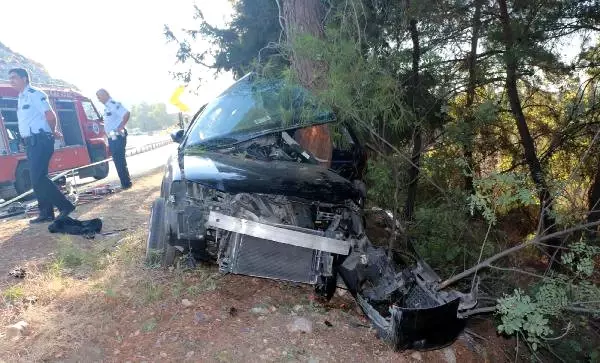 Kontrolden Çıkıp Ağaca Çarptı, Hurda Dönen Araçta Sıkışan Sürücü Öldü