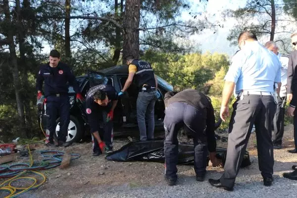 Kontrolden Çıkıp Ağaca Çarptı, Hurda Dönen Araçta Sıkışan Sürücü Öldü