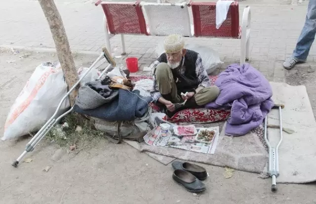 Parkta Kalan Yaşlı Adamın Hesabından Çıkan Para, Şaşkına Çevirdi