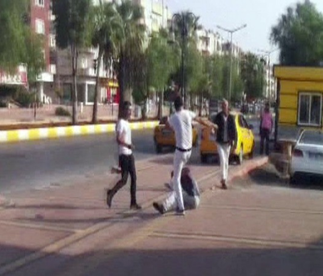 Mersin'de Tacizciye Uçan Tekme! Dövüp Polise Teslim Ettiler