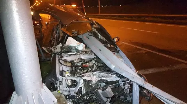 Bariyerin Ok Gibi Saplandığı Araçtan Sürücü Sağ Çıktı