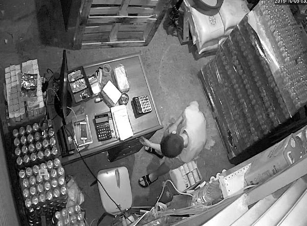 Kepenkleri Keserek Hırsızlık Yaptı, Kamera Görüntüleri Sayesinde Yakalandı