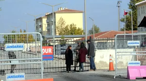 Aysel Tuğluk, Geceyi Misafir Odasında Geçiren Demirtaş'ı Ziyarete Gitti