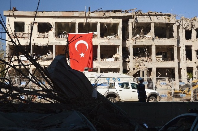 Dün Sabah Felaketi Yaşayan Bağlar'da Yaralar Sarılıyor