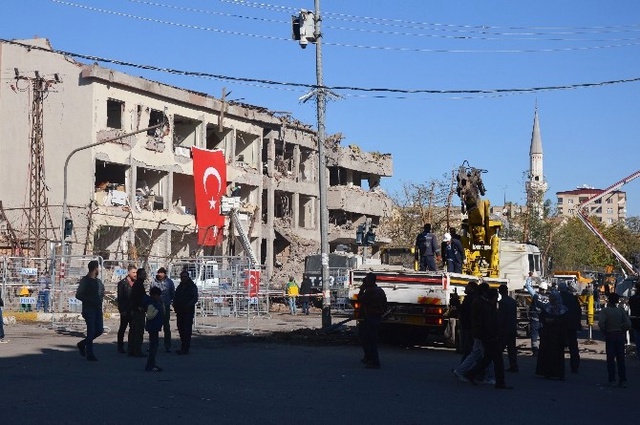 Dün Sabah Felaketi Yaşayan Bağlar'da Yaralar Sarılıyor