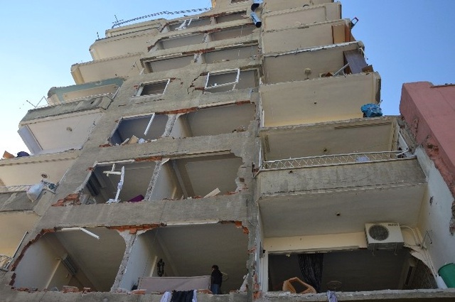 Dün Sabah Felaketi Yaşayan Bağlar'da Yaralar Sarılıyor