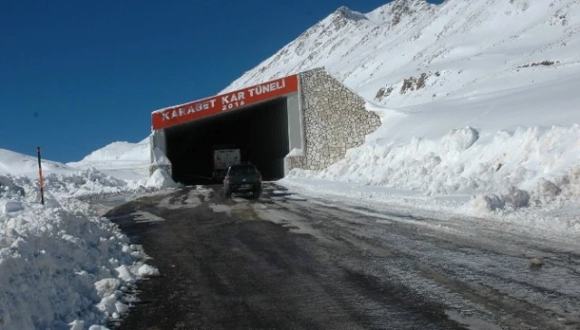 Bahçesaray Kar Tüneliyle Dünyaya Bağlandı