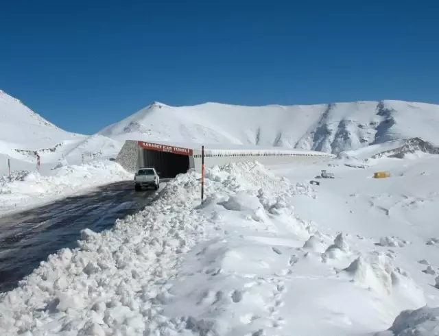 Bahçesaray Kar Tüneliyle Dünyaya Bağlandı