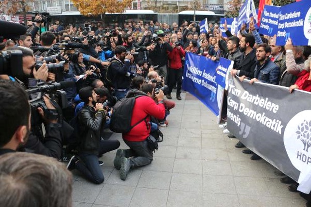 HDP'lilerin Tutuklanmasını Protesto Eden Gruplara Polis Müdahale Etti