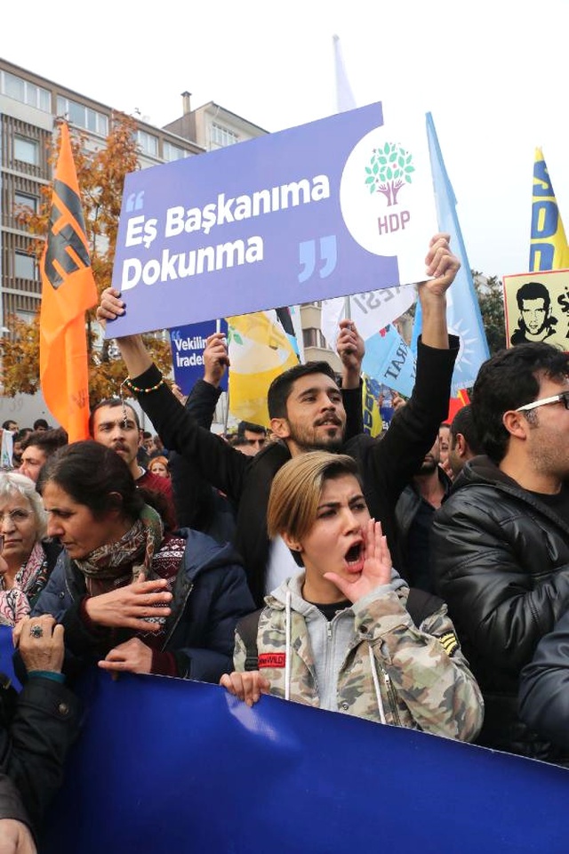 HDP'lilerin Tutuklanmasını Protesto Eden Gruplara Polis Müdahale Etti