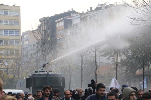 HDP'lilerin Tutuklanmasını Protesto Eden Gruplara Polis Müdahale Etti