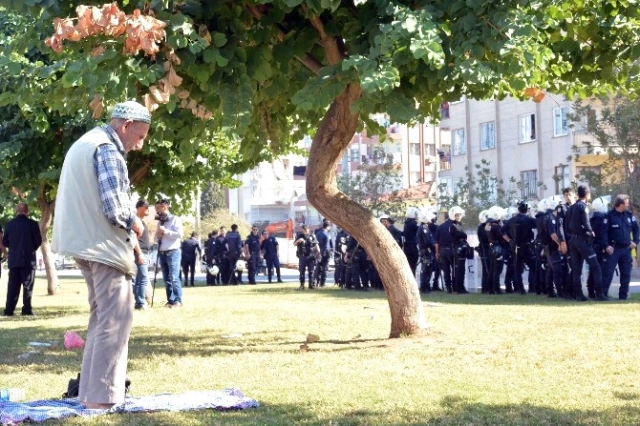 Antalya'da HDP'li Gruba Müdahale! Yaşlı Adam Aldırmadan Namaz Kıldı