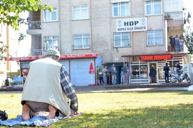 Antalya'da HDP'li Gruba Müdahale! Yaşlı Adam Aldırmadan Namaz Kıldı