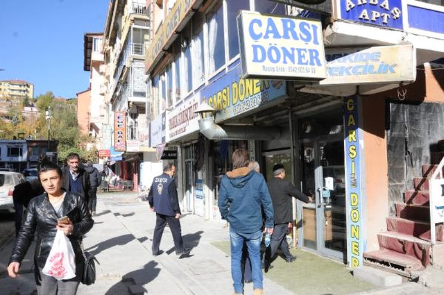 Zabıta Esnafla Görüştü, Hakkari'deki Kepenkler Açıldı