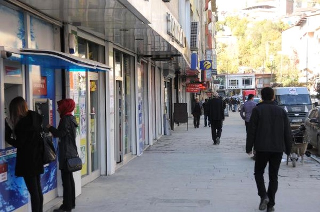 <a class='keyword-sd' href='/zabita/' title='Zabıta'>Zabıta</a> Esnafla Görüştü, Hakkari'deki Kepenkler Açıldı