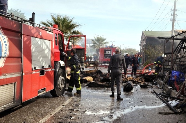 Antalya'da Yangın, Hasır Deposunu Kül Etti