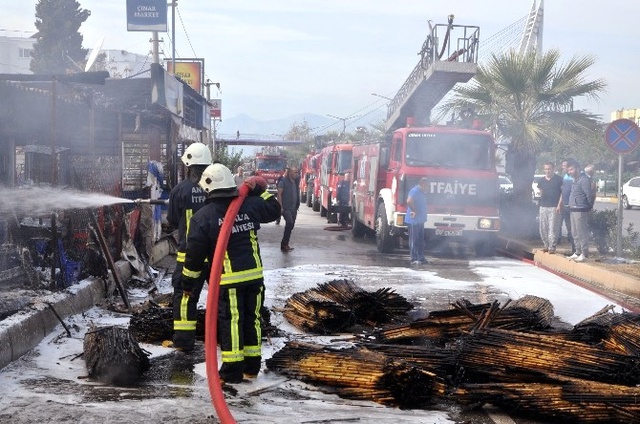 Antalya'da Yangın, Hasır Deposunu Kül Etti