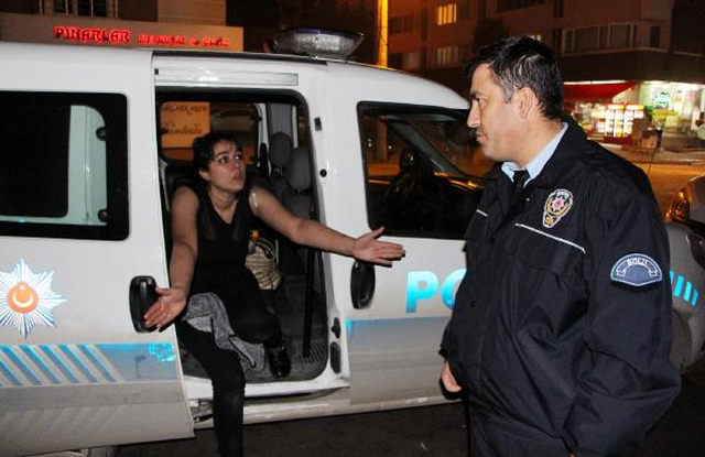 Polis, <a class='keyword-sd' href='/kavga/' title='Kavga'>Kavga</a> Eden Çifte Müdahale Eden Kadını Azarladı: Sen Niye Karışıyorsun?