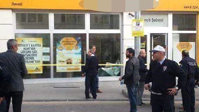Cezaevinden Çıkan Koca Boşanma Davası Açan Eşine Kızdı, <a class='keyword-sd' href='/banka/' title='Banka'>Banka</a> Müdürünü Öldürdü
