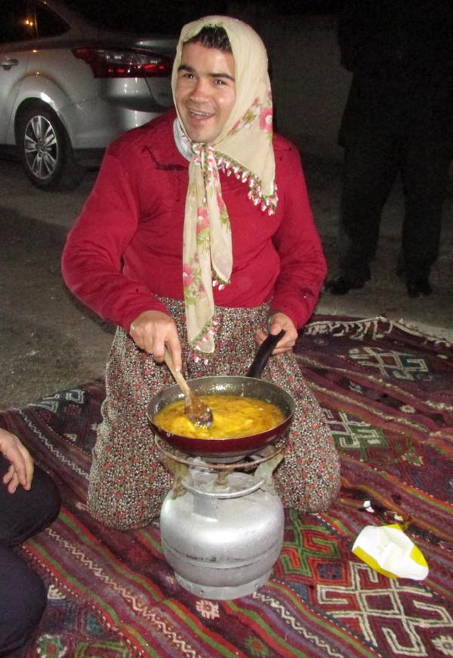 Düğün Gecesi Arkadaşlarından Damada Etekli İşkence