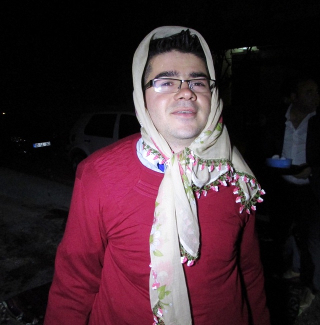 Damadın Arkadaşları Gelenek Gereğince Damada Kadın Kıyafeti Giydirip Eziyet Etti